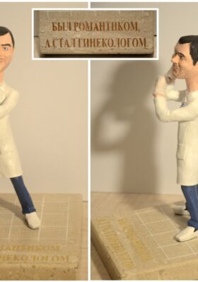 фигурка врача в халате - портрет карандашом