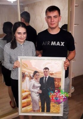 заказчик с готовым алмазным портретом - пример шоу-портрета по фото