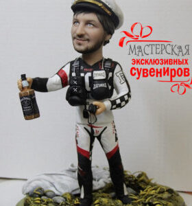шаржевая фигурка автогонщика - шаржевая фигурка на заказ